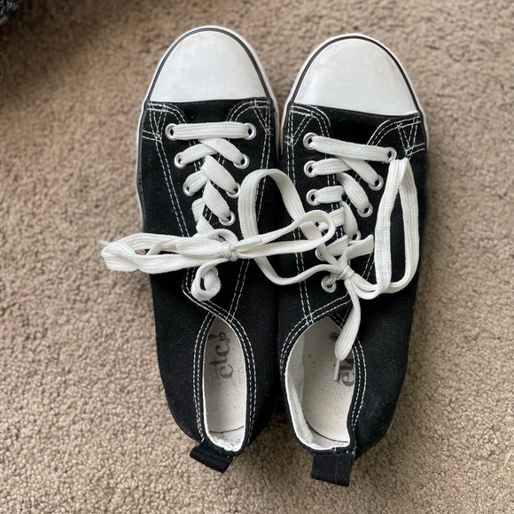 Black Converse Sneaker - Picture 2 of 3